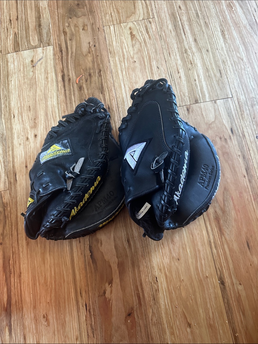 2-Akadema catcher mitts  APM40